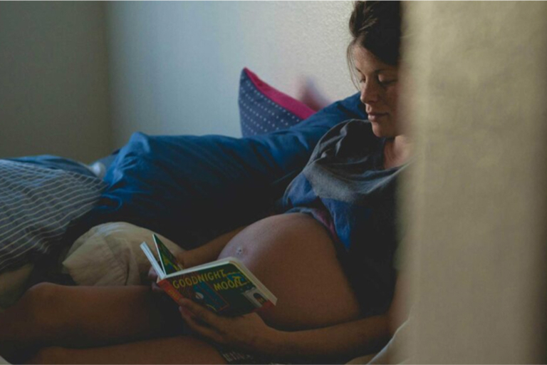 Mamá embarazada leyendo