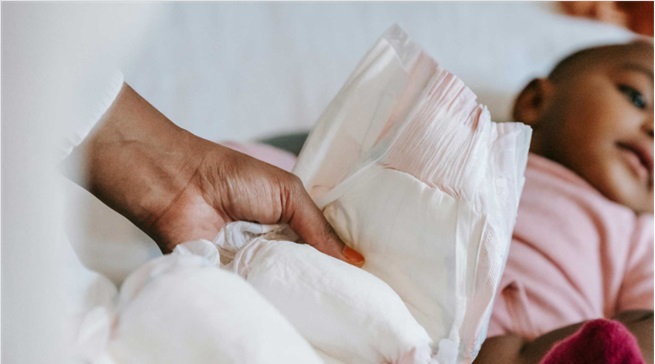 Adulte changeant la couche de bébé