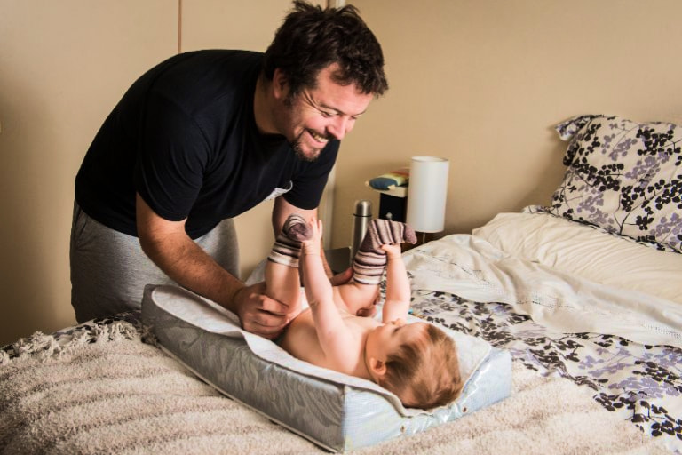 F0438_Parenting _Diaper Tips_Lift_Shift