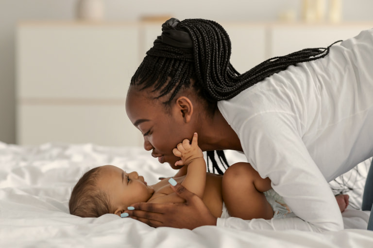 F0439_Parenting _Diaper Tips_Lift_Shift