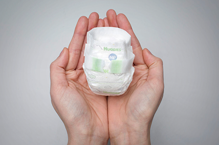 Huggies_Litte_Fighters_NICU_nano_diaper_handshot