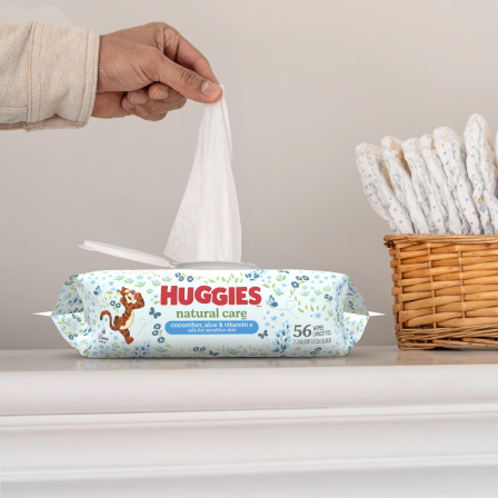 Close-up of Huggies® Natural Care® Cucumber, Aloe & Vitamin E Baby Wipes’ Easy 1-Handed Dispensing top for easy use while diapering