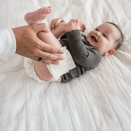 Huggies® Natural Care® Sensitive Baby Wipes gently cleaning a baby’s skin