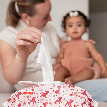 Graphic of Huggies® Nourish™ Baby Wipes with it’s Easy 1-Handed Dispensing and clothlike texture