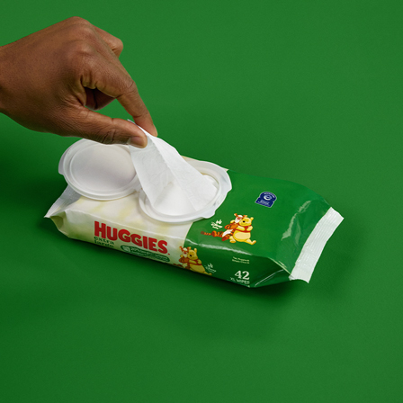 Close-up of Huggies® Extra Large Baby Wipes’ Easy 1-Handed Dispensing top for easy use while diapering